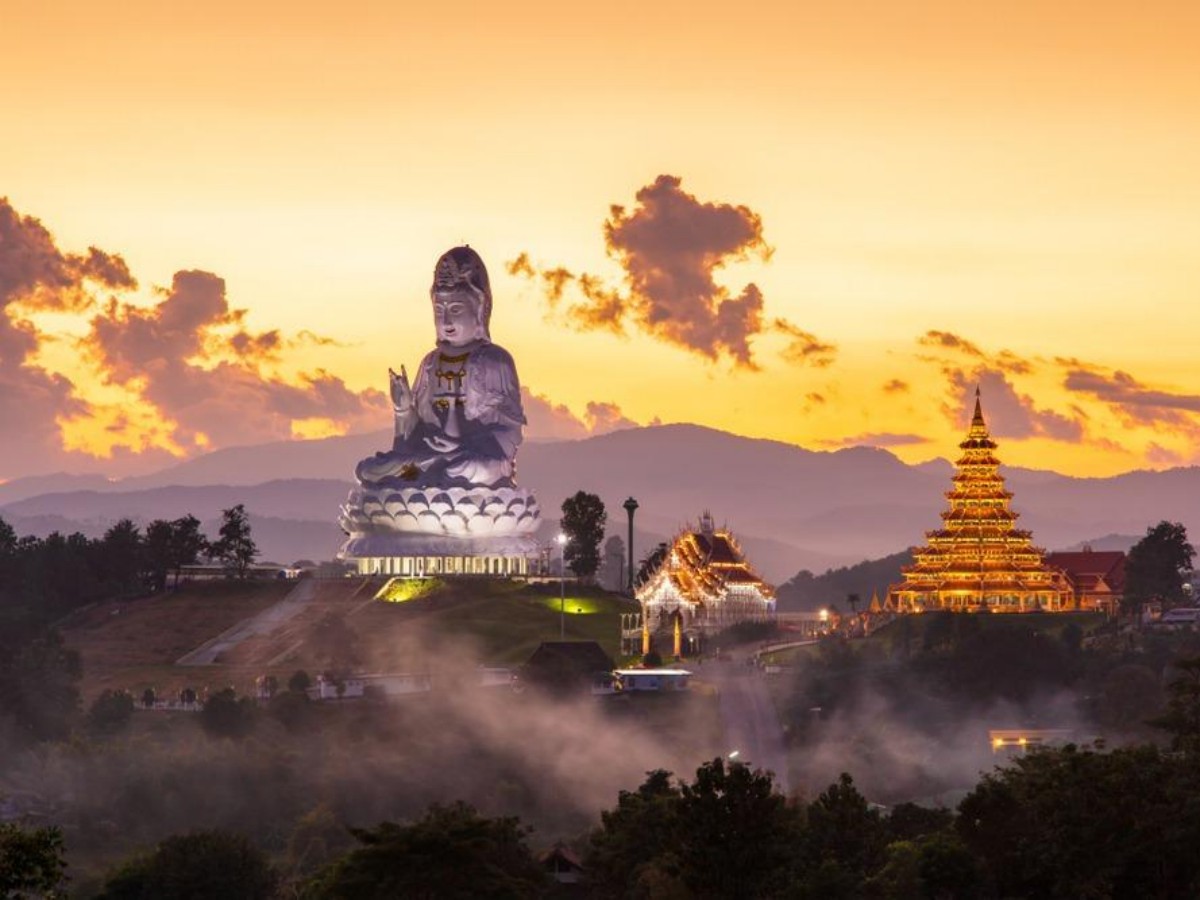 3. Nine-Story Golden Dragon Pagoda: A Northern Thai "Spirited Away" Experience