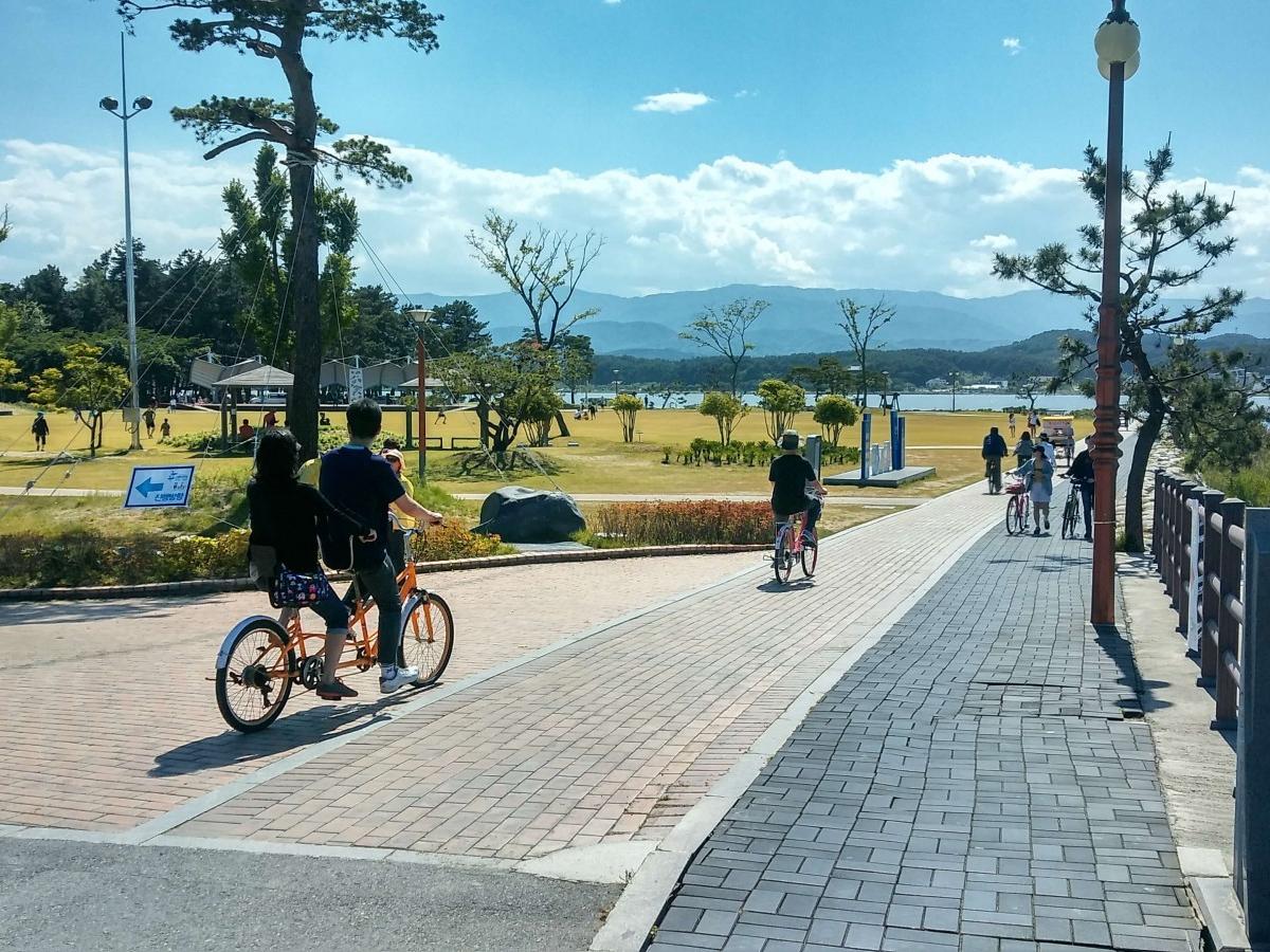 How long does it take to ride around the lake?